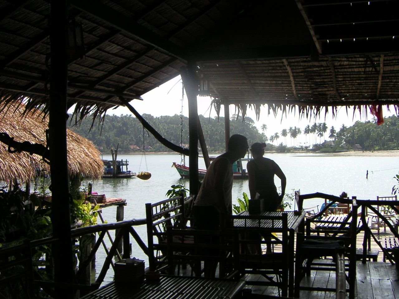 Des personnes dans un restaurant au bord de mer, photo gratuite