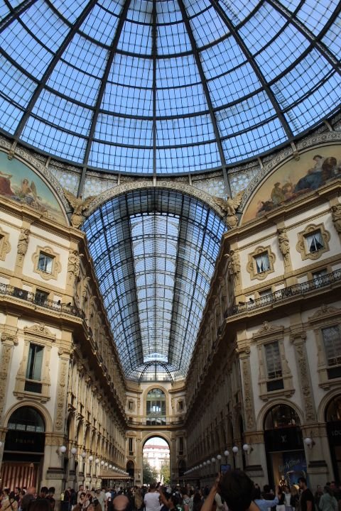 La Galleria Vittorio Emanuele II, une galerie commerçante historique et prestigieuse, située dans le centre de Milan, caractérisée par un impressionnant dôme en verre et des arcades, photo gratuite