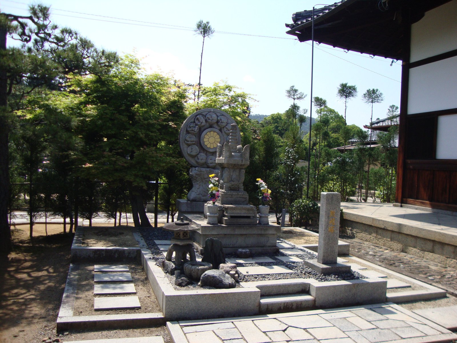 Un monument funéraire ou une tombe au sein du complexe du temple Daitoku-ji à Kyoto, au Japon, photo gratuite