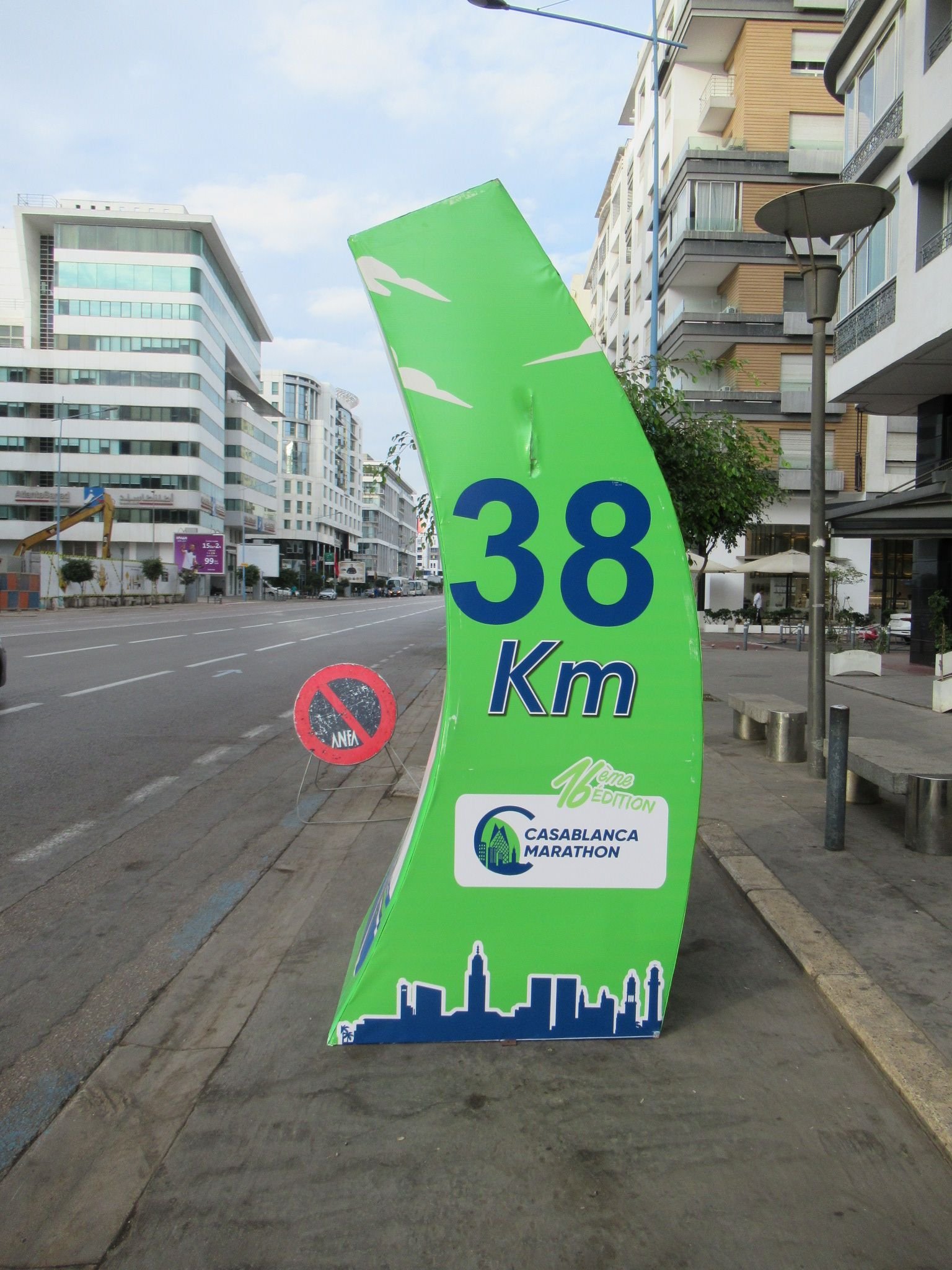 Un panneau de signalisation pour le Marathon de Casablanca, indiquant le 38ème kilomètre de la course, photo gratuite