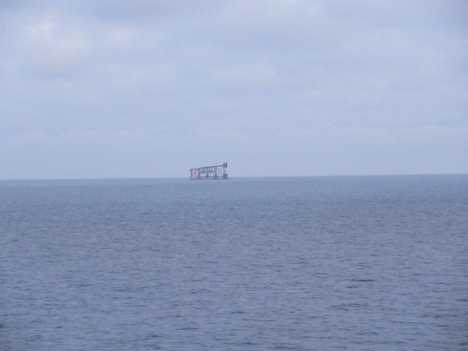 éolienne en mer à l'horizon photo gratuite