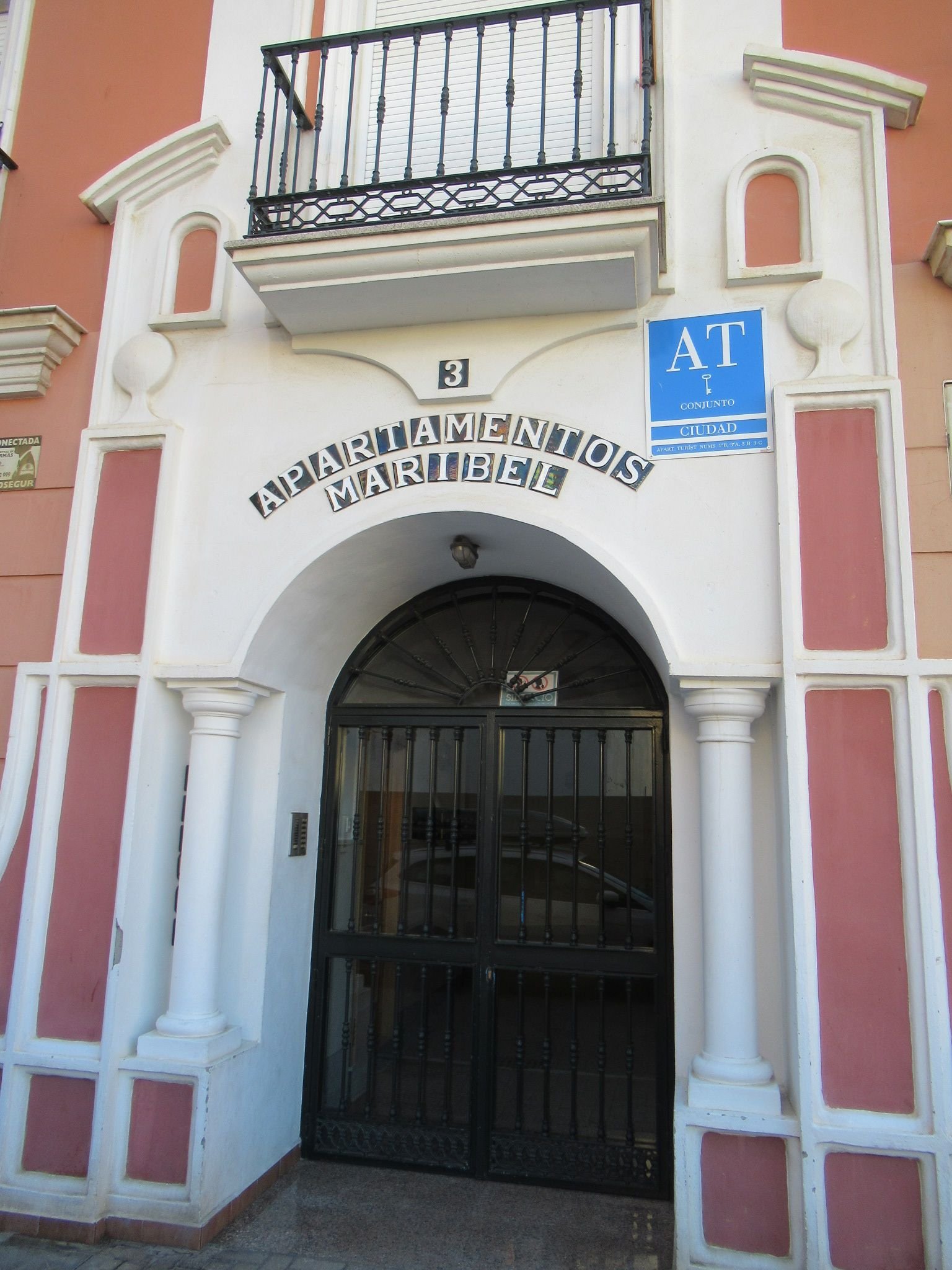 L'entrée d'un bâtiment appelé Apartamentos Maribel, photo gratuite