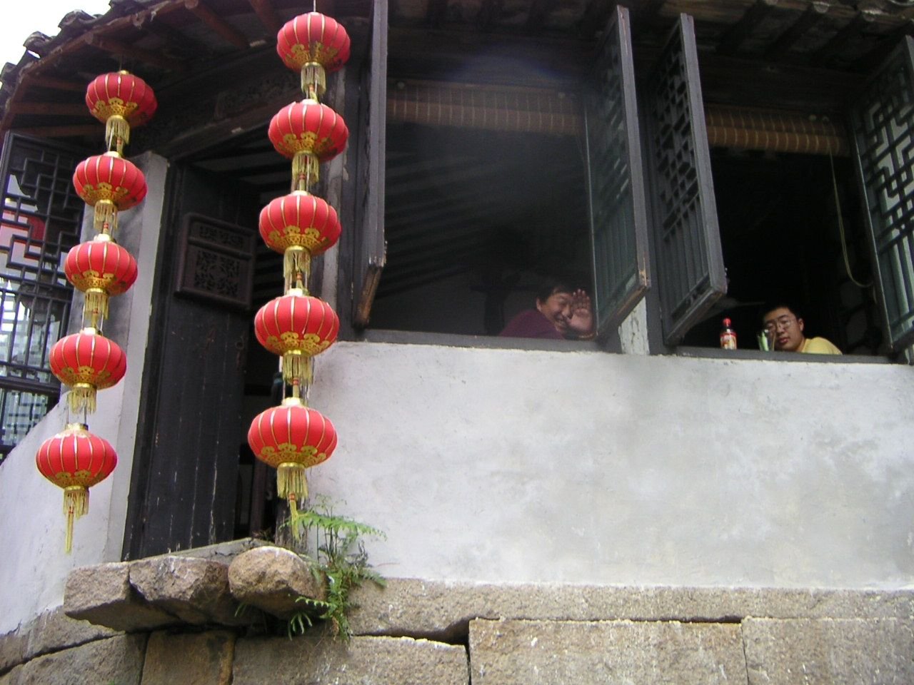 Lanternes chinoises rouges accrochées au plafond d'une maison, Asie photo gratuite