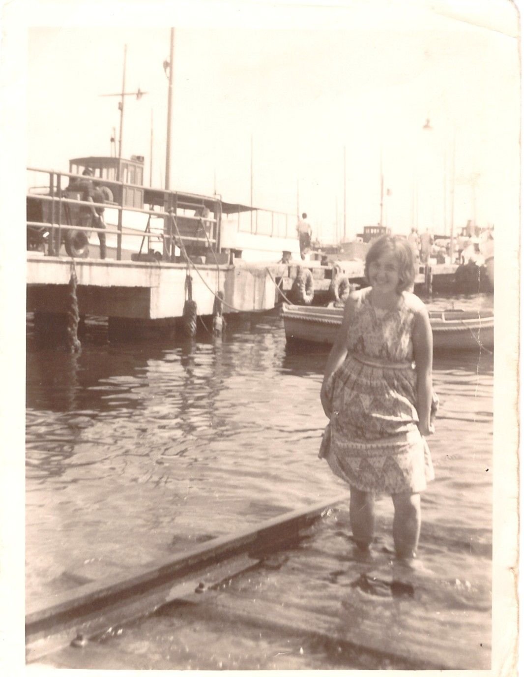 Femme en robe photographiée près de la mer à Cannes photo ancienne gratuite