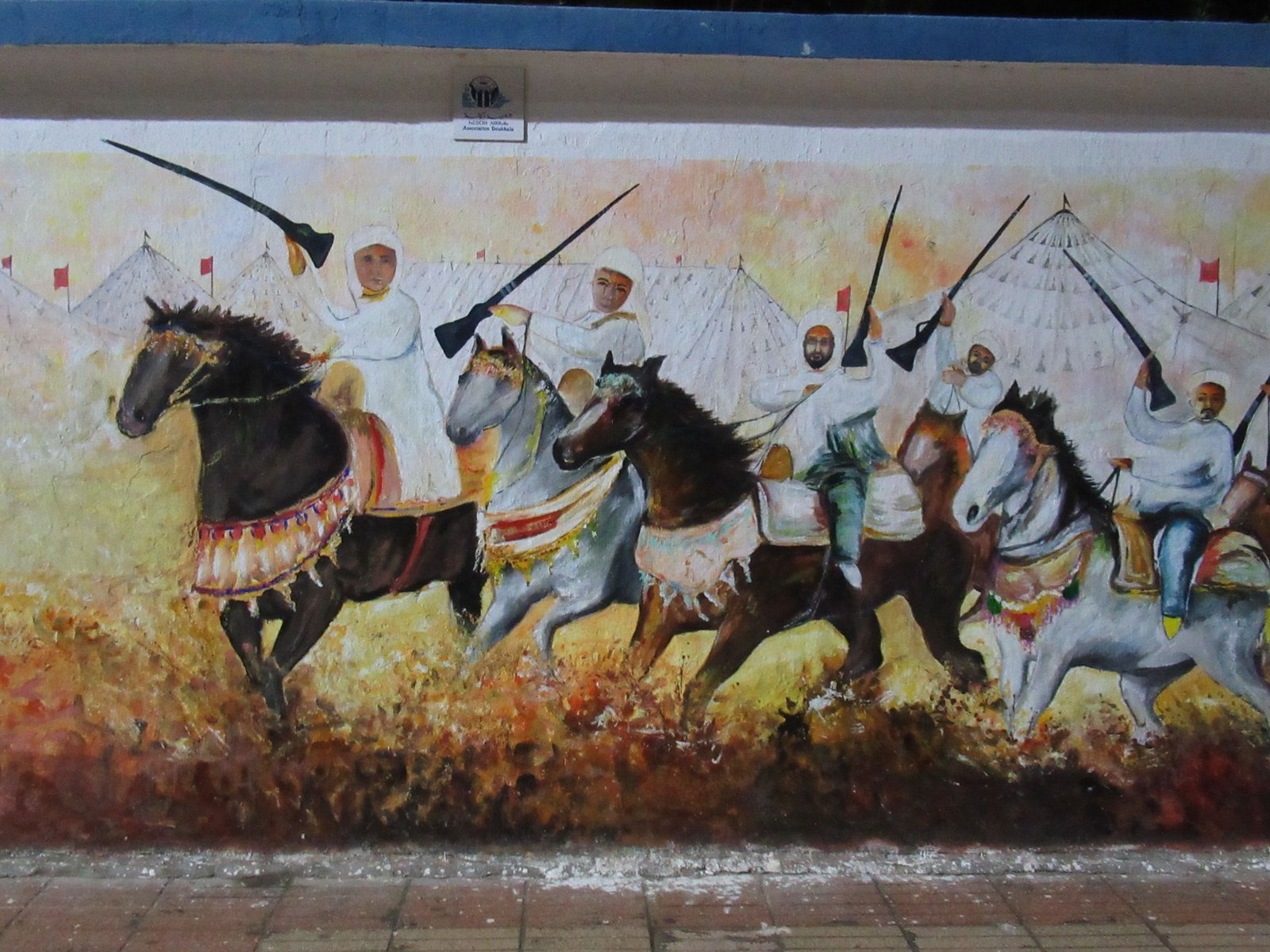 Peinture murale des chevaliers de la Fantasia marocaine photo gratuite