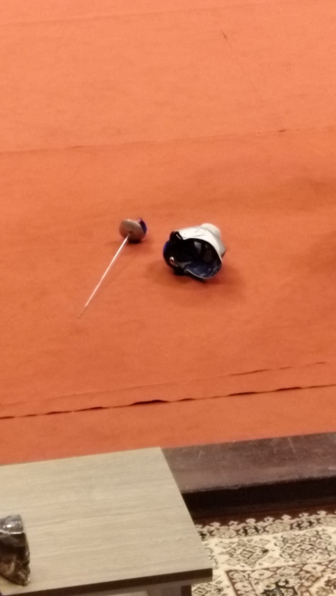 Fleuret et casque d'escrime