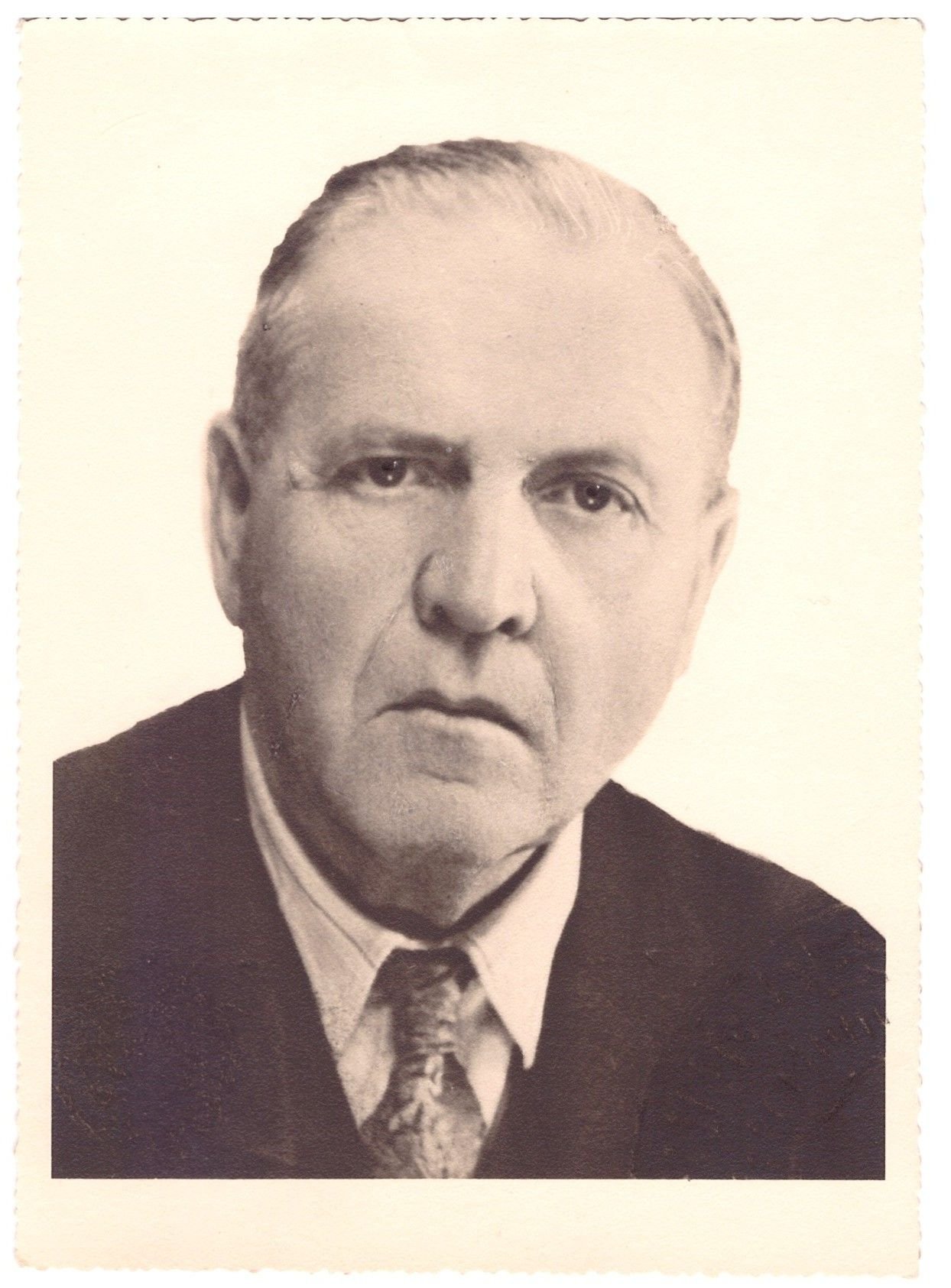 Black and white portrait of a mature man in a suit and tie - free photo