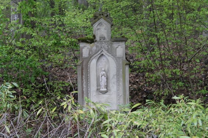 Sanctuaire au cœur de la forêt photo gratuite