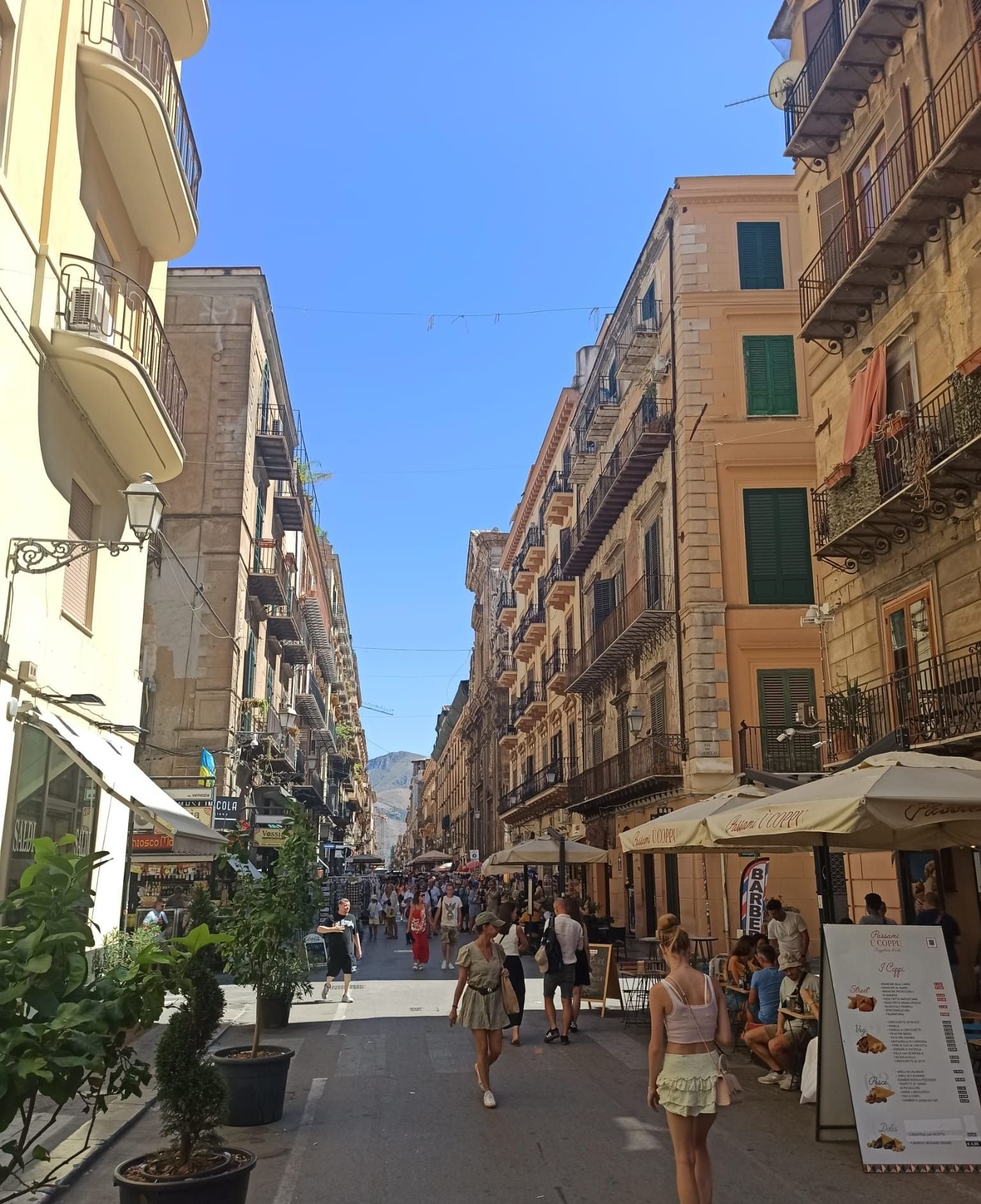La Via Maqueda, une rue historique située à Palerme, en Sicile, photo gratuite