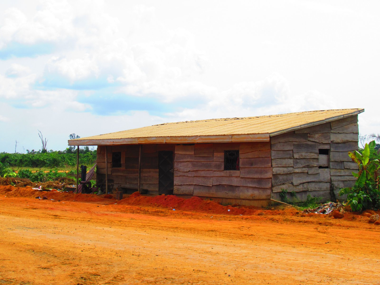 Maison en bois en bord d'une piste - Cameroun