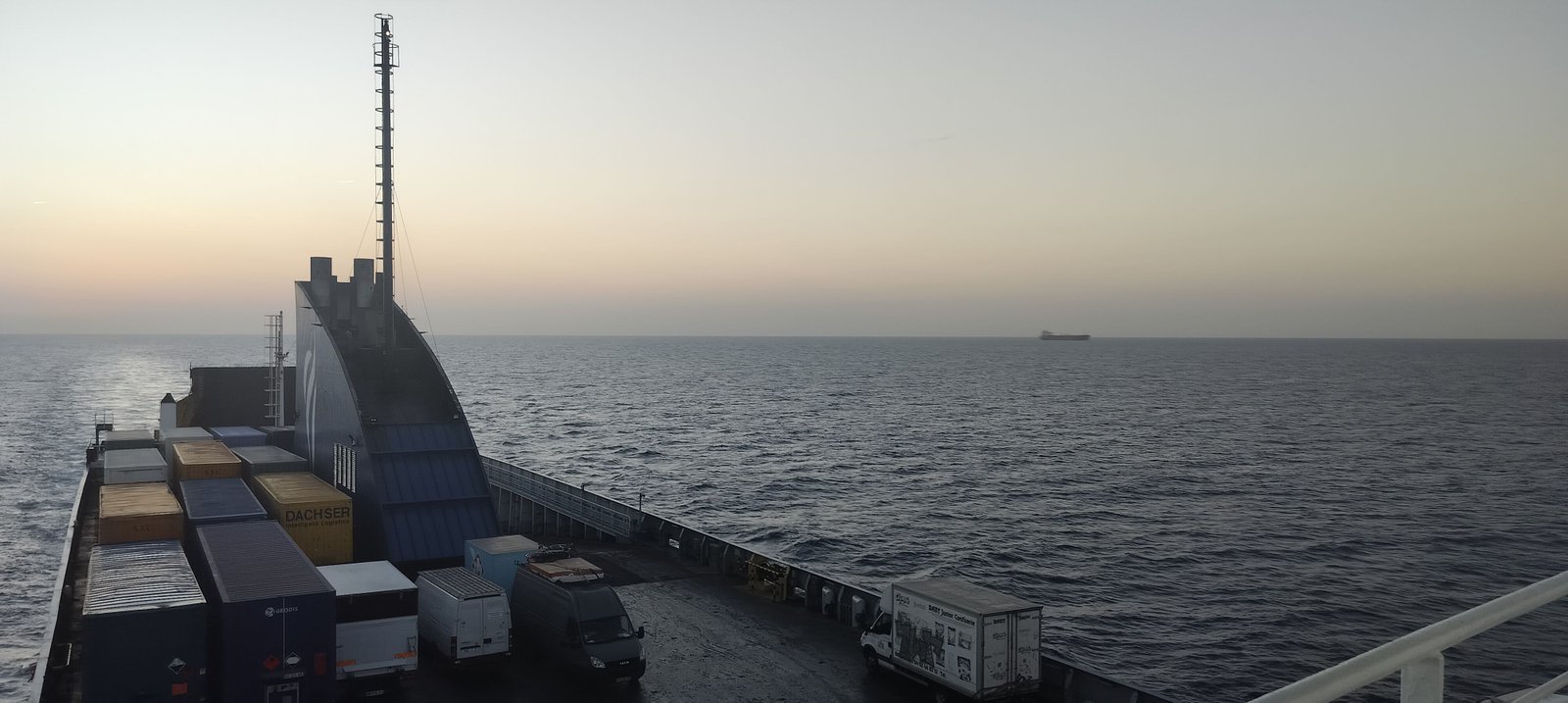 Transport maritime de conteneurs au coucher du soleil