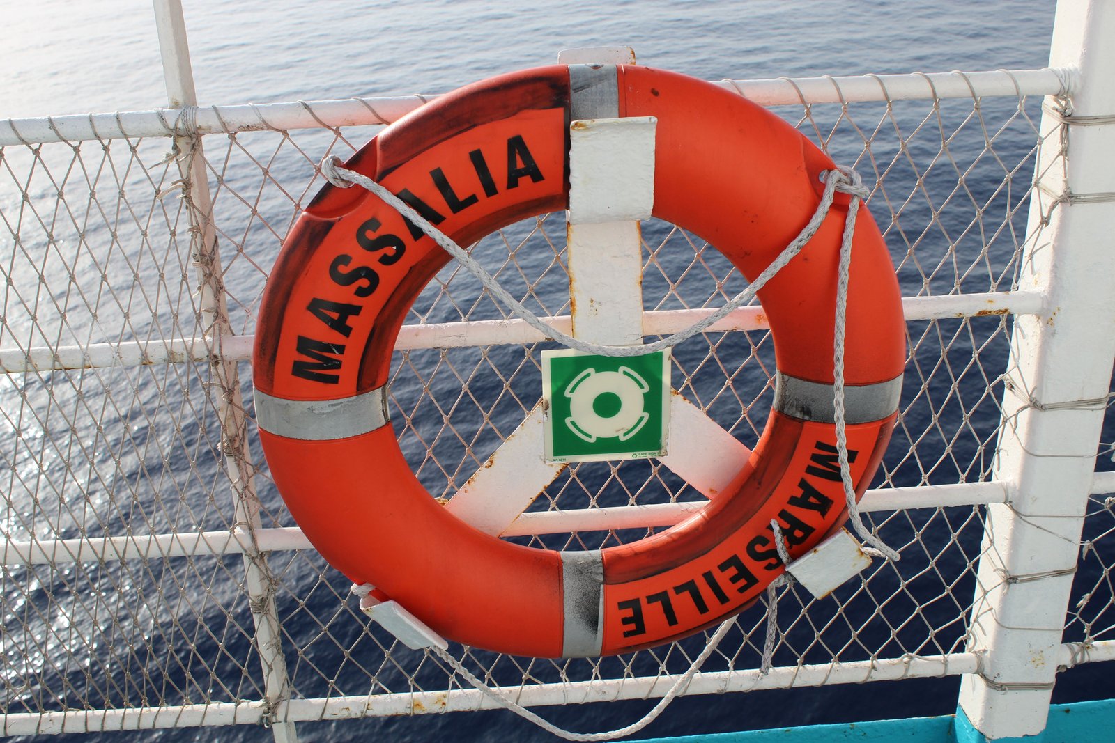 Une bouée de sauvetage qui porte les inscriptions "MASSALIA" et "MARSEILLE", photo gratuite
