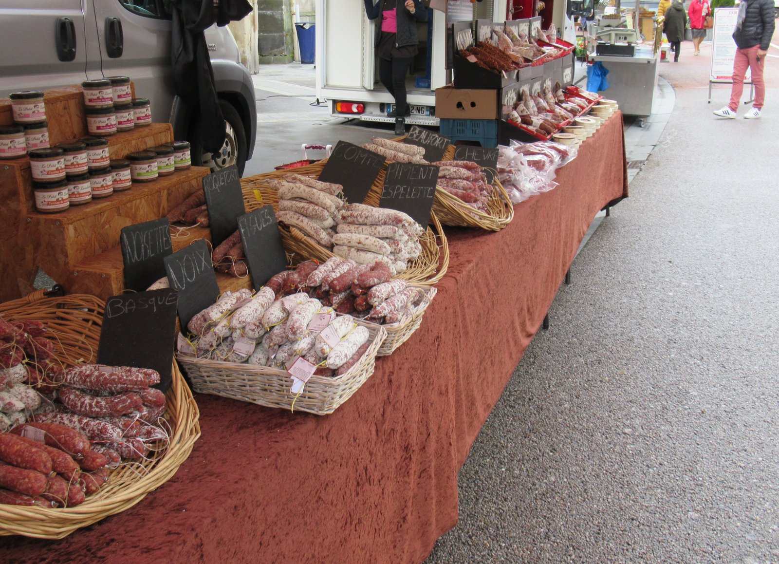 Étale de saucissons artisanaux