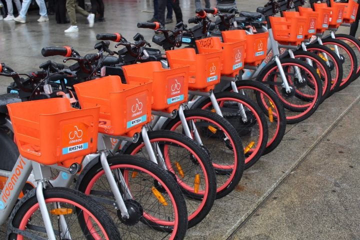 Des vélos électriques en libre-service dans les rues de Milan, photo gratuite