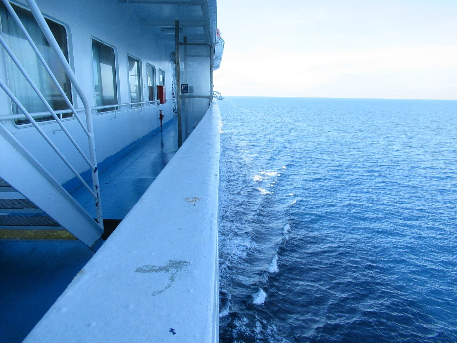Vue sur le balcon d'un bateau en pleine mer