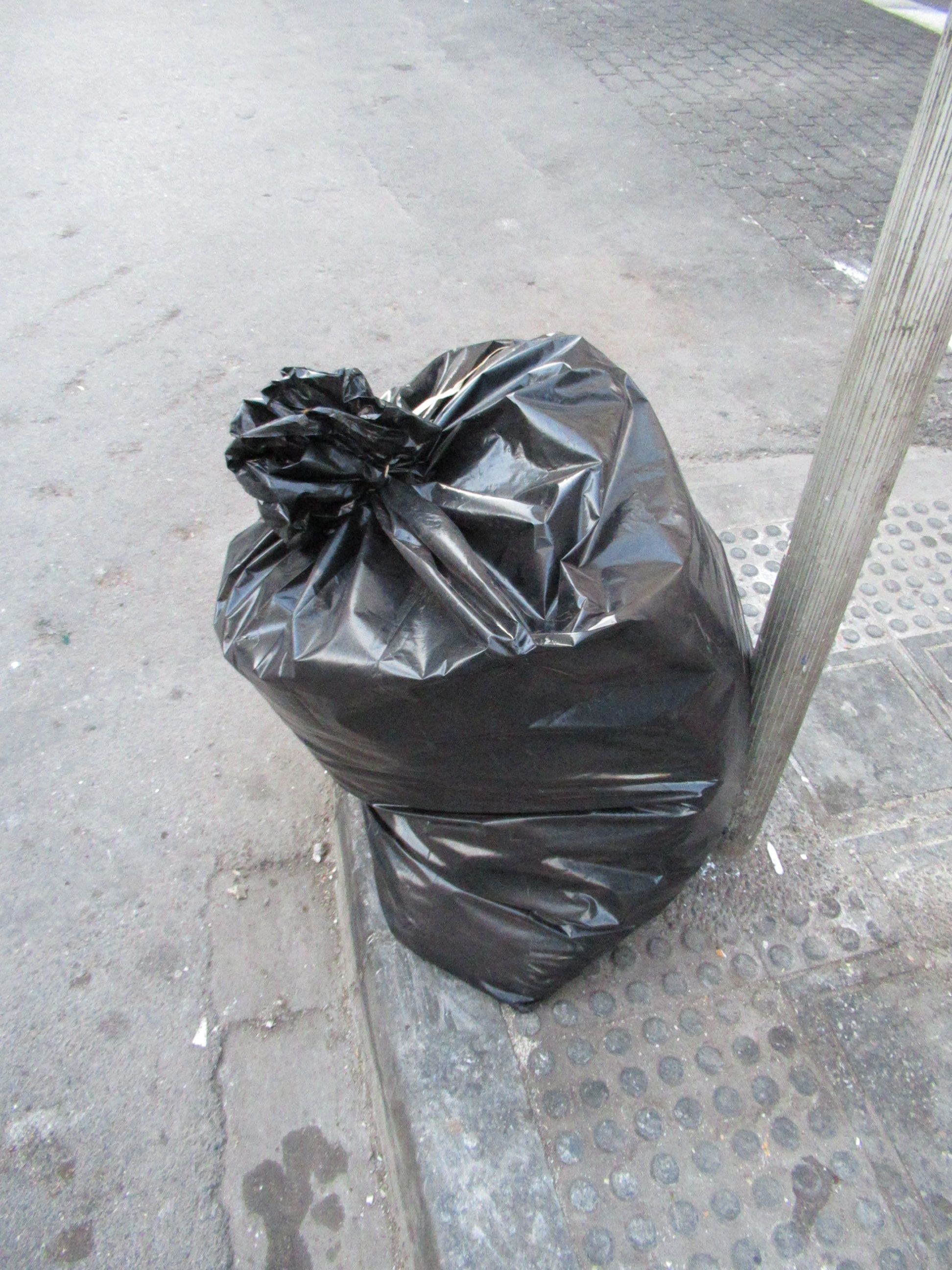 Sac poubelle en plastique noir