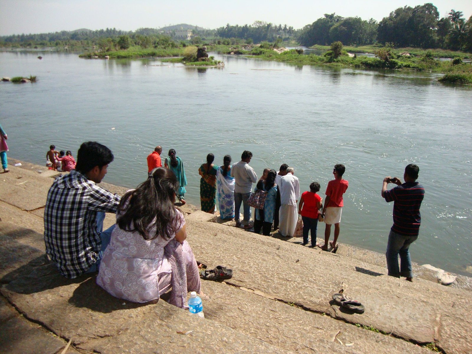 Un groupe de personnes au bord d'une rivière, photo gratuite