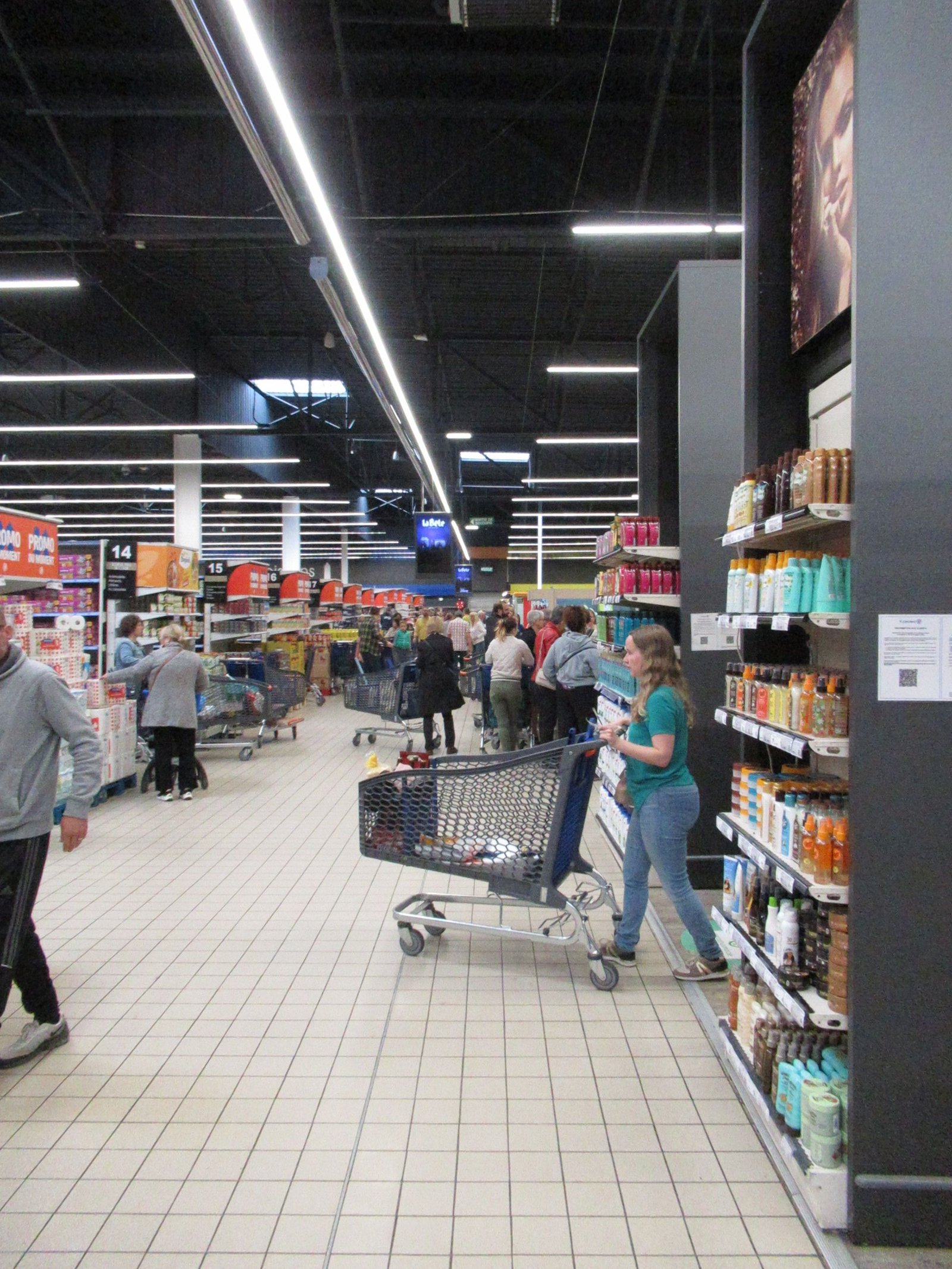 Personnes à l'intérieur d'un supermarché