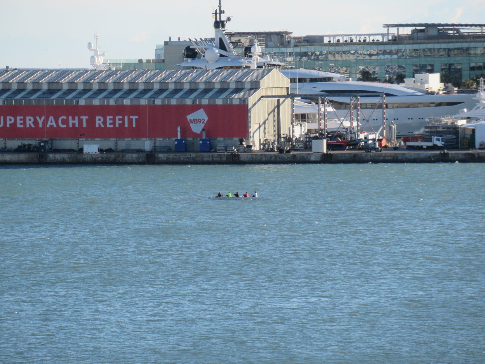 Personnes à l'entraînement à l'aviron sur la mer, port de Barcelone en Espagne photo gratuite