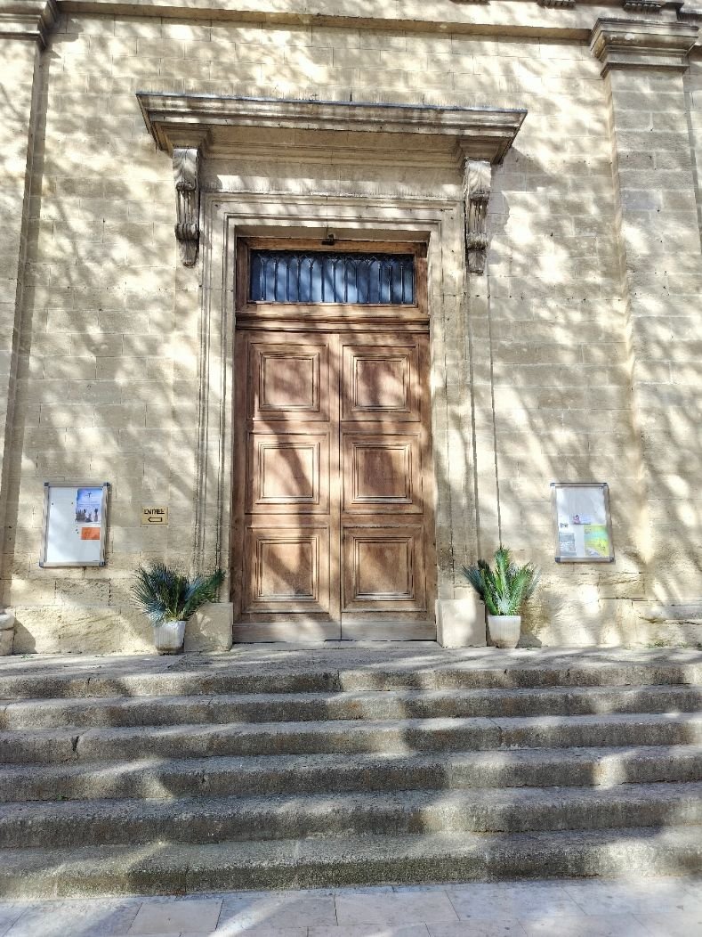 Entrée de l'église Saint-Maurice à Pelissanne