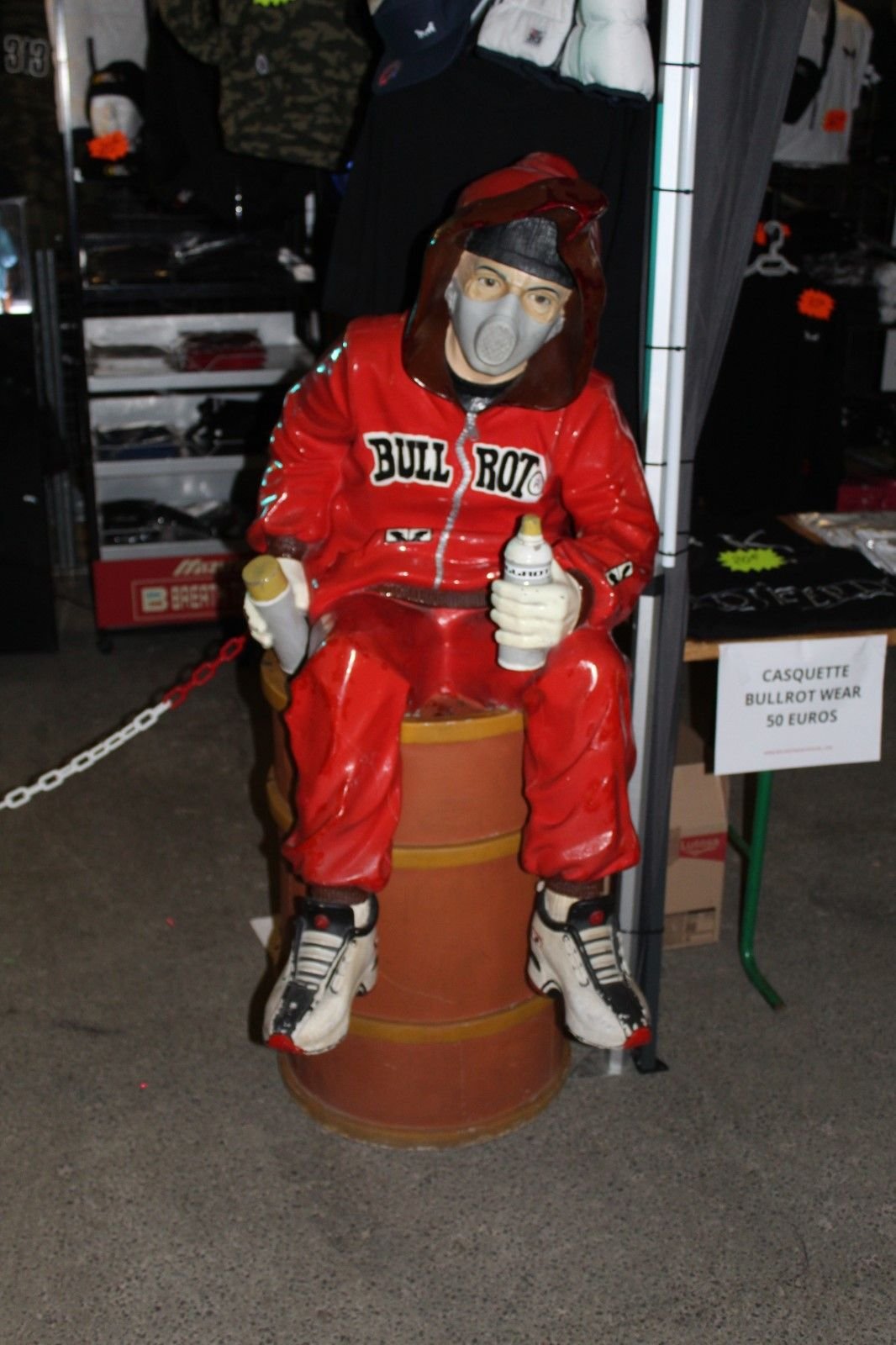 Une statue assis sur un tonneau photo gratuite