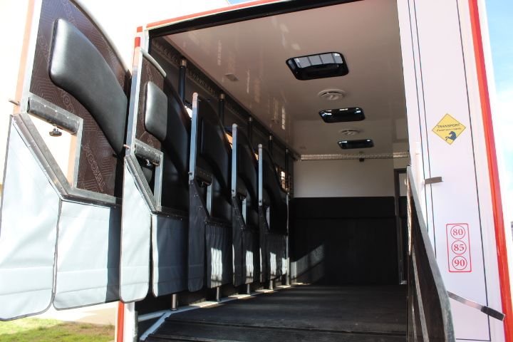 Intérieur d'un camion de transport de chevaux Koujane Concept photo gratuite