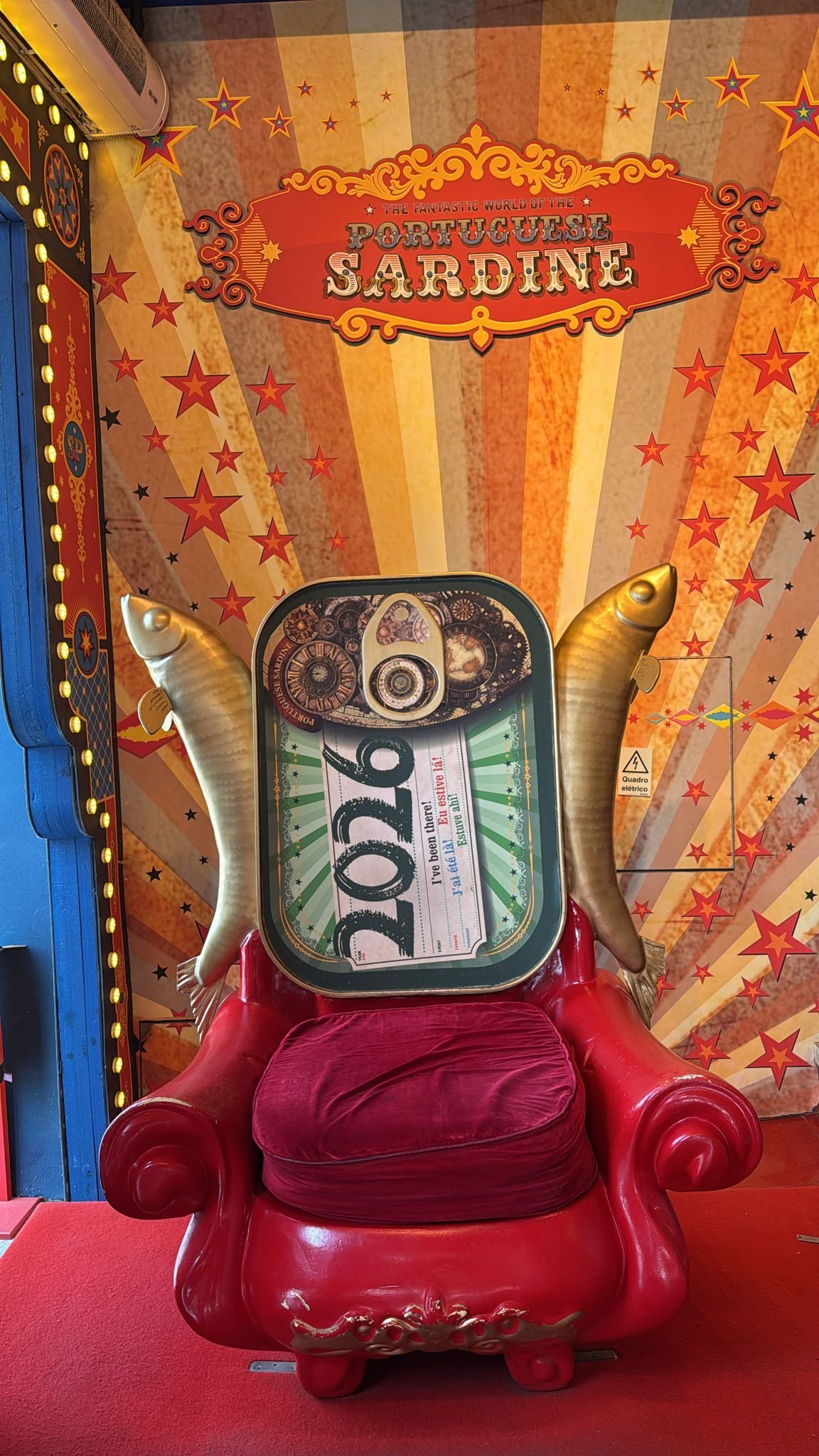 Chaise avec un dossier en forme de boîte de sardines géante, Porto, Portugal, photo gratuite