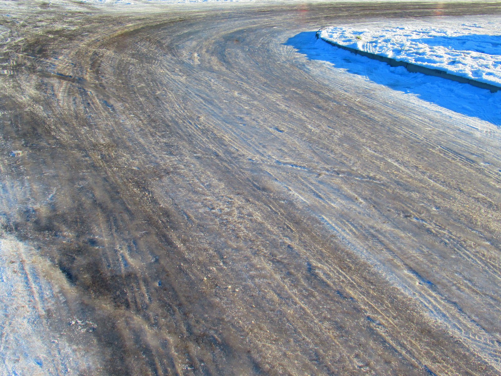 Une route ou un chemin couvert de glace ou de neige fondue, photo gratuite