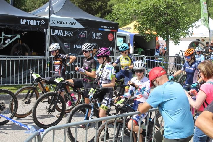Cyclistes en position de départ, coupe de France de VTT à Remiremont dans les Vosges photo gratuite