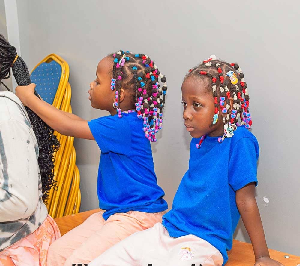 Petites filles en observation photo gratuite