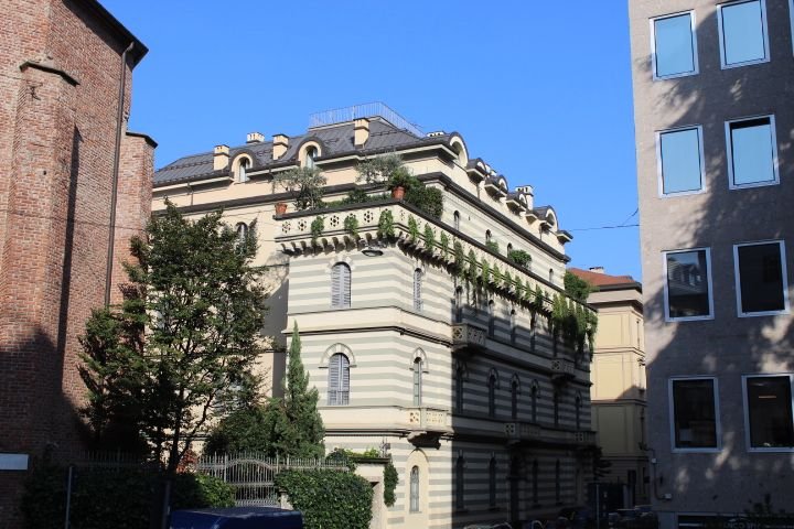 Un bâtiment avec des fleurs tout au tour à Milan Italie, photo gratuite