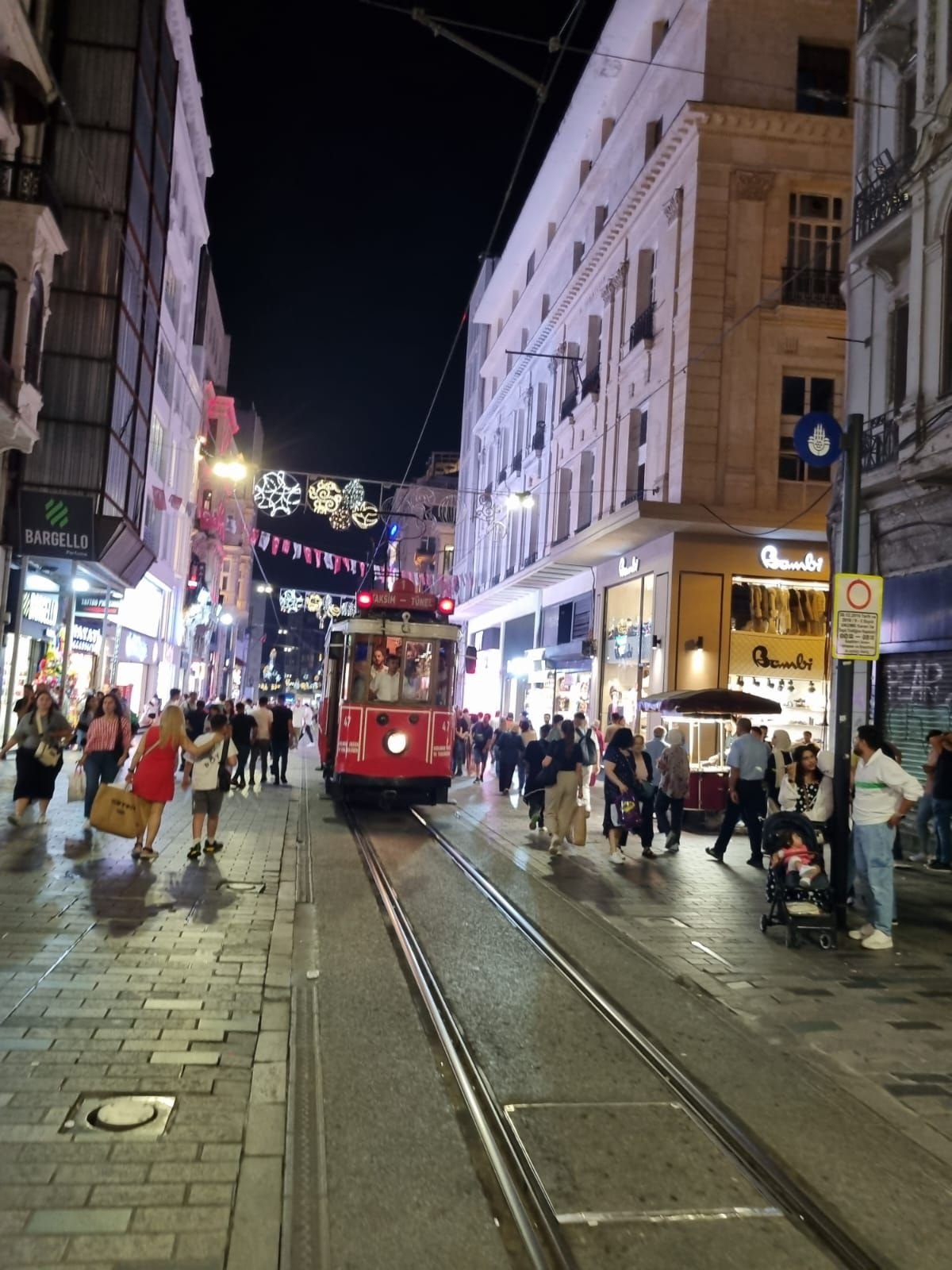 Tramway rouge sur l'avenue Istiklal à Istanbul en Turquie photo gratuite