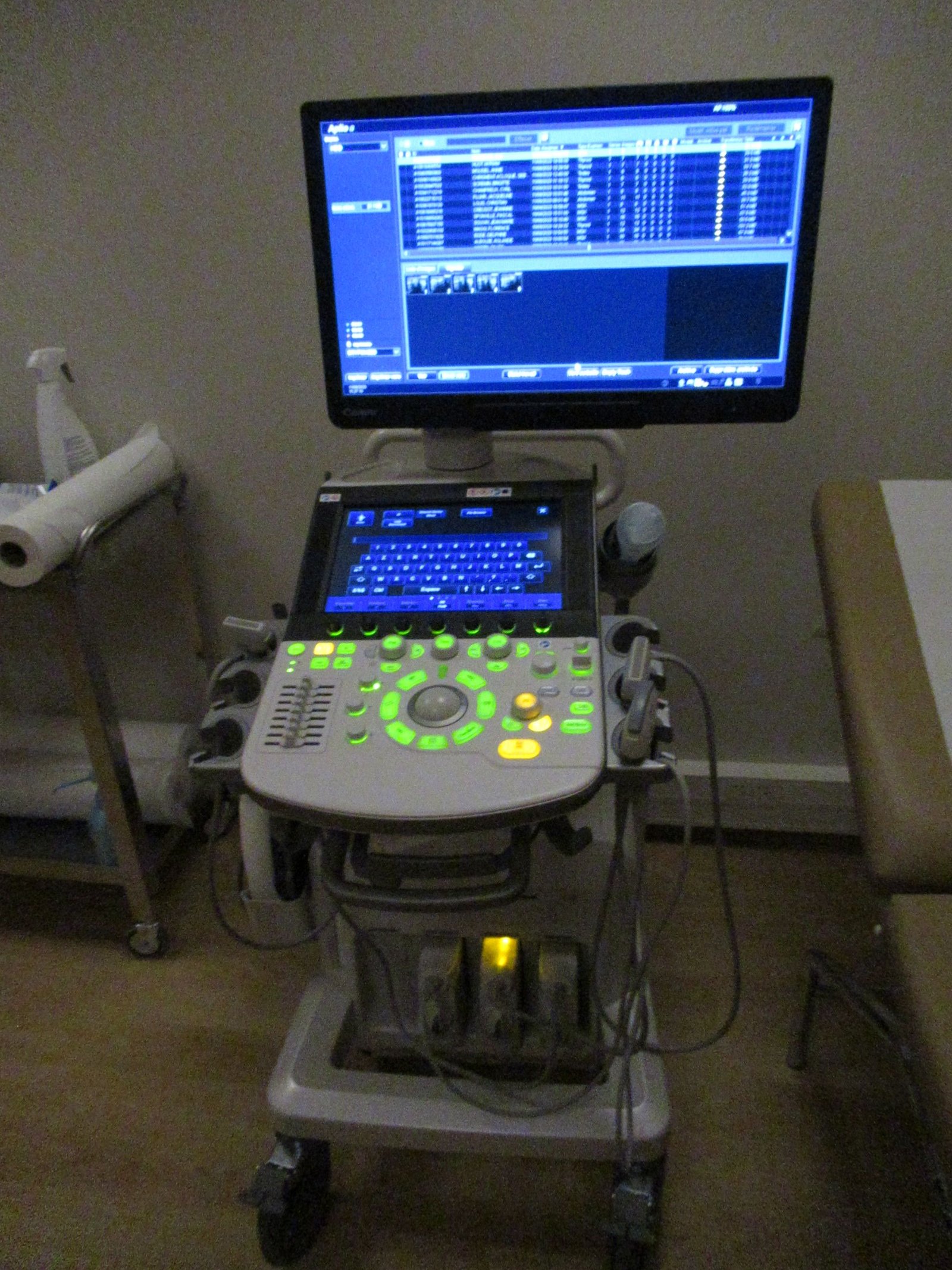 Appareil d'échographie moderne en salle d'examen médical photo gratuite