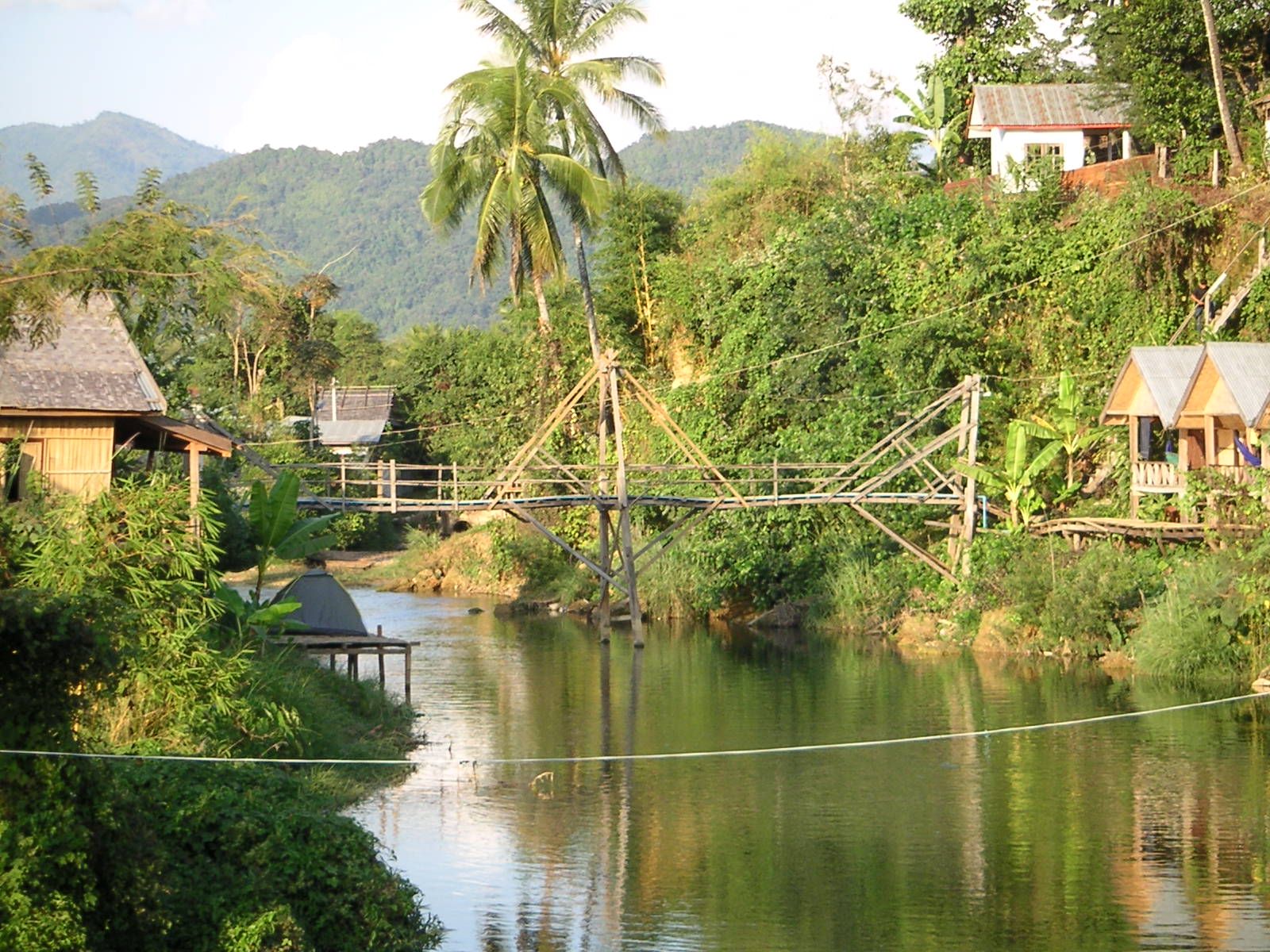 Pont en bambou traversant la rivière