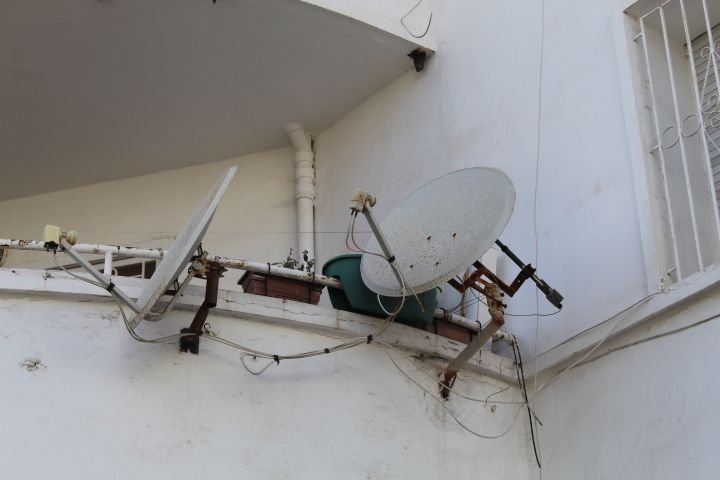 Antennes paraboliques fixées sur un mur