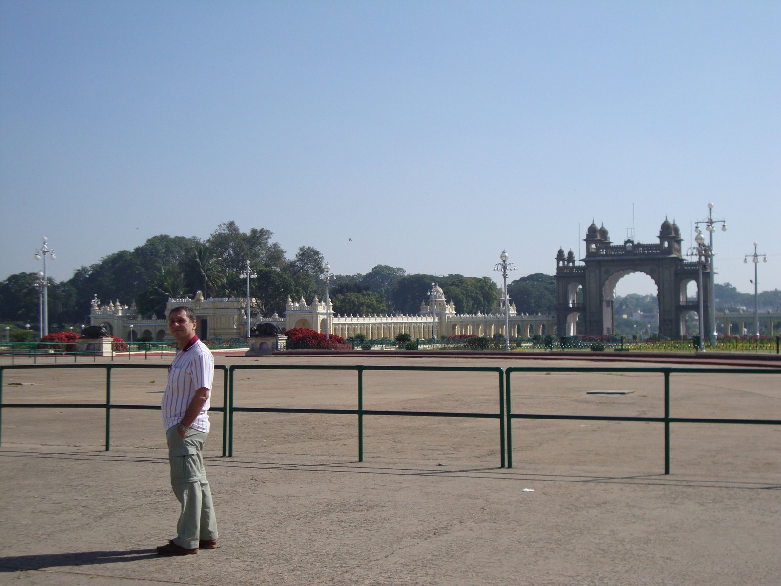 Un homme devant le palais de Mysore, photo gratuite