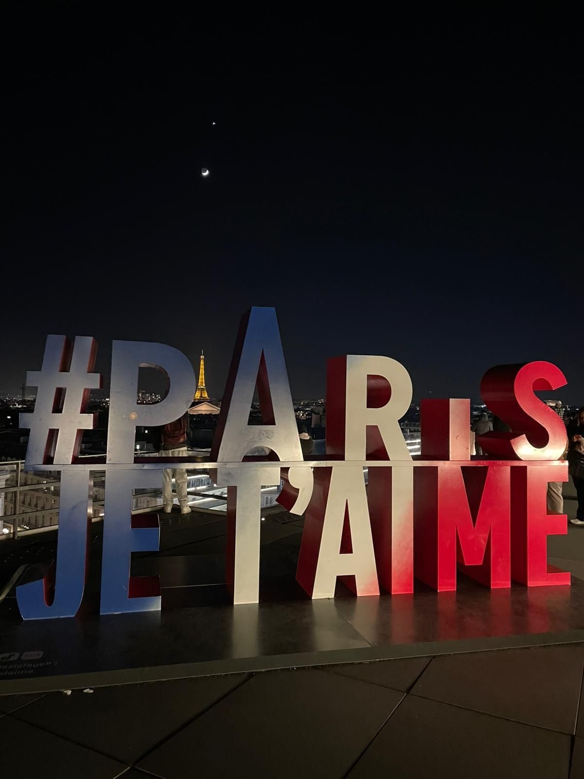 L'installation de Paris je t'aime sur le toit d'un immeuble, photo gratuite