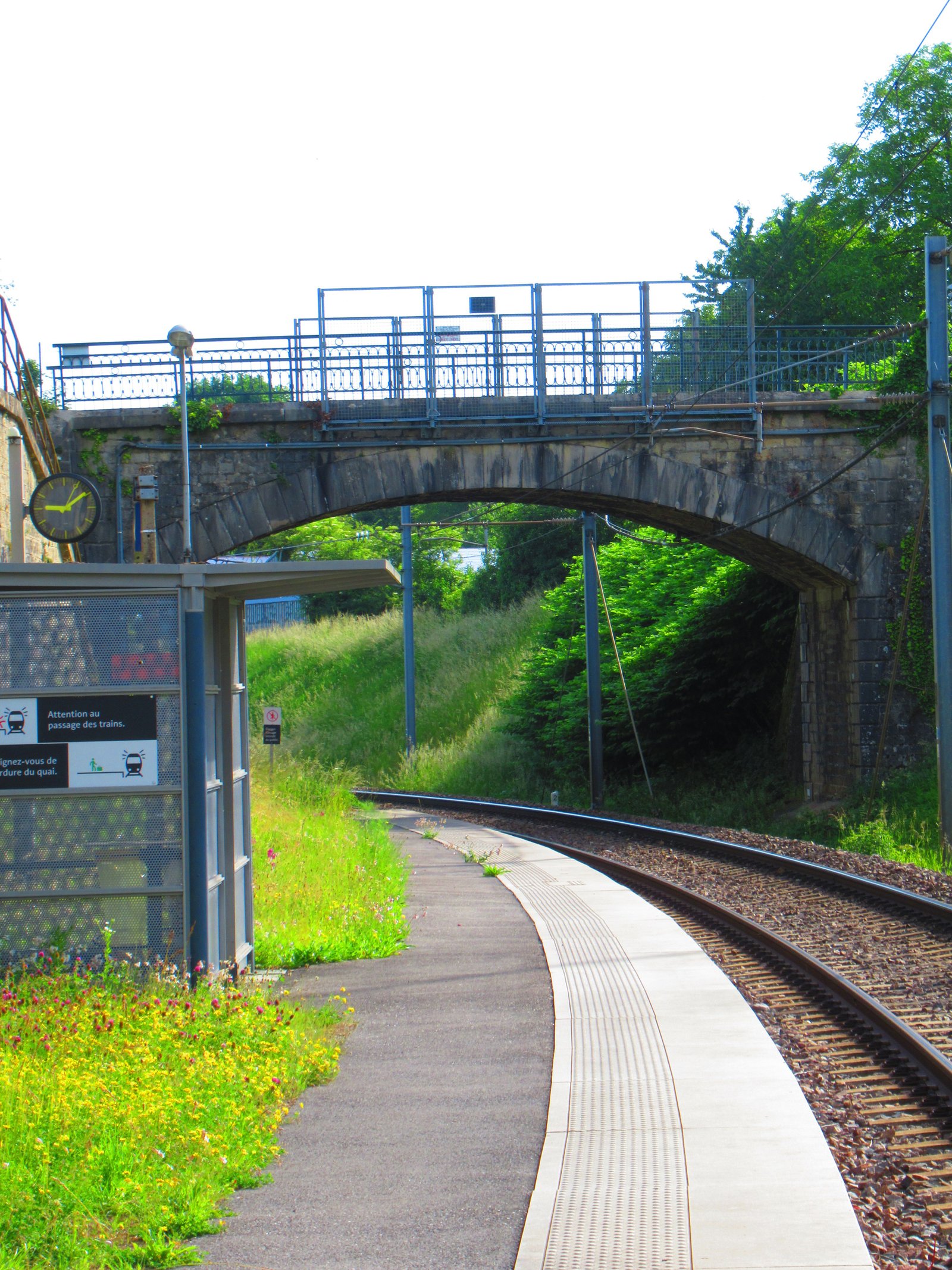 Une scène ferroviaire montrant une voie ferrée, un viaduc, un quai de gare, photo gratuite
