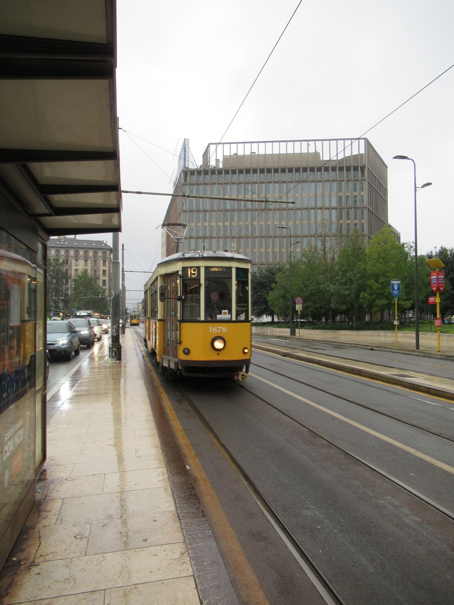 Tramway électrique en déplacement, mobilité, transport en commun, LAMBRATE, dans la ville de Milan Lombardie en Italie photo gratuite