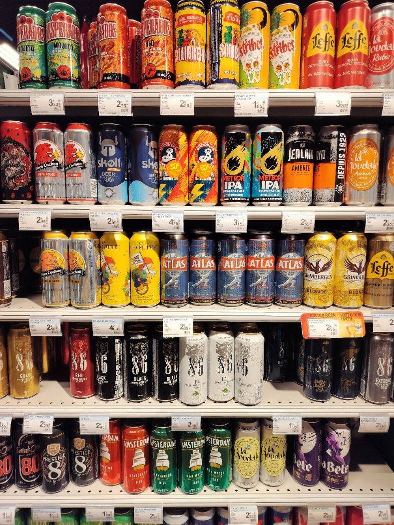 Rayon boissons bières dans un magasin