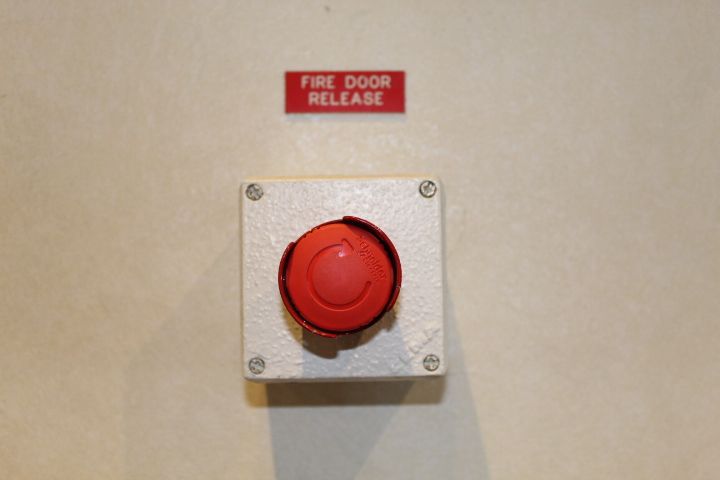 Bouton d'arrêt d'urgence rouge déverrouillage de porte coupe-feu photo gratuite