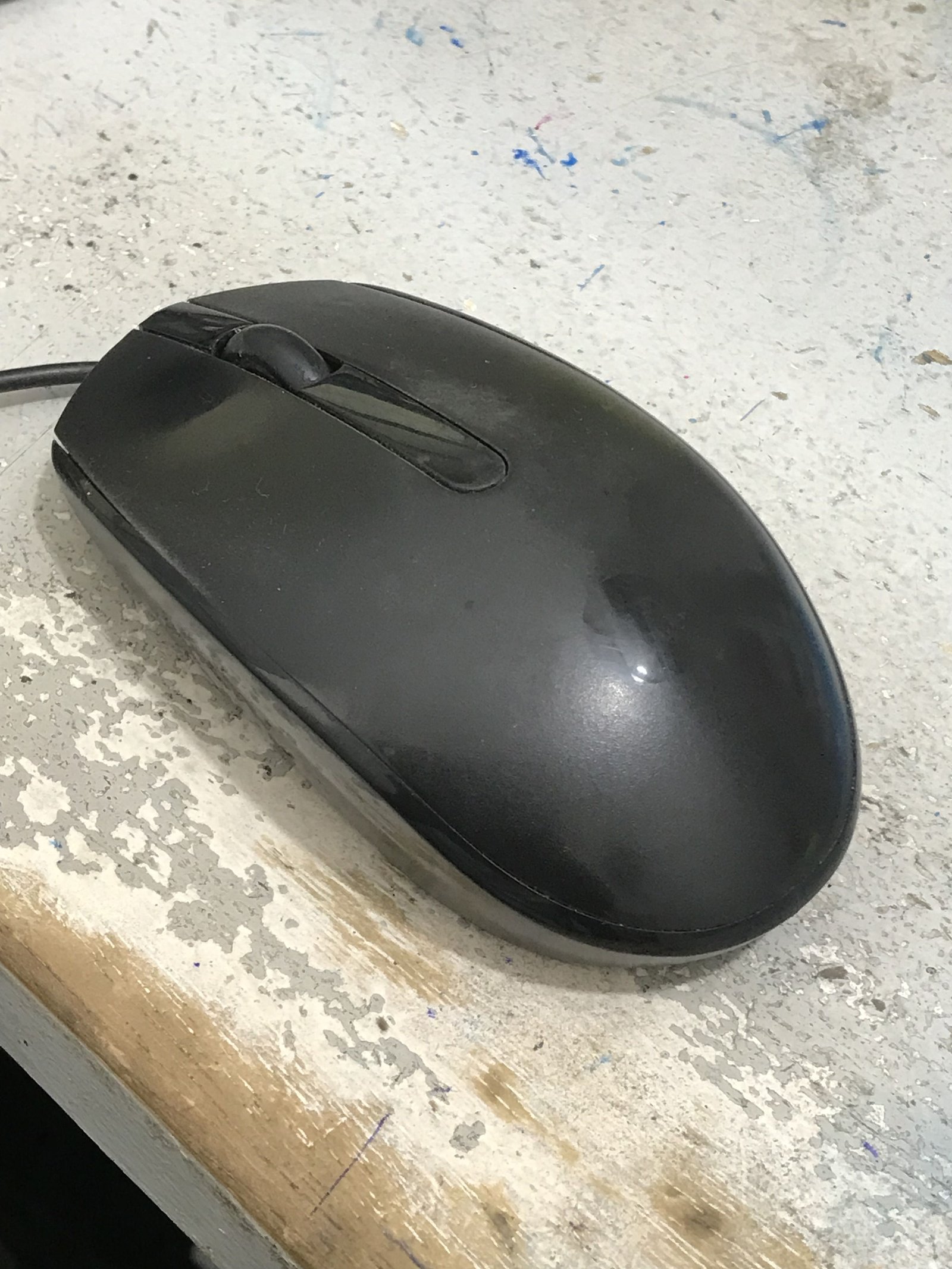 Une souris à fil sur une planche photo gratuite