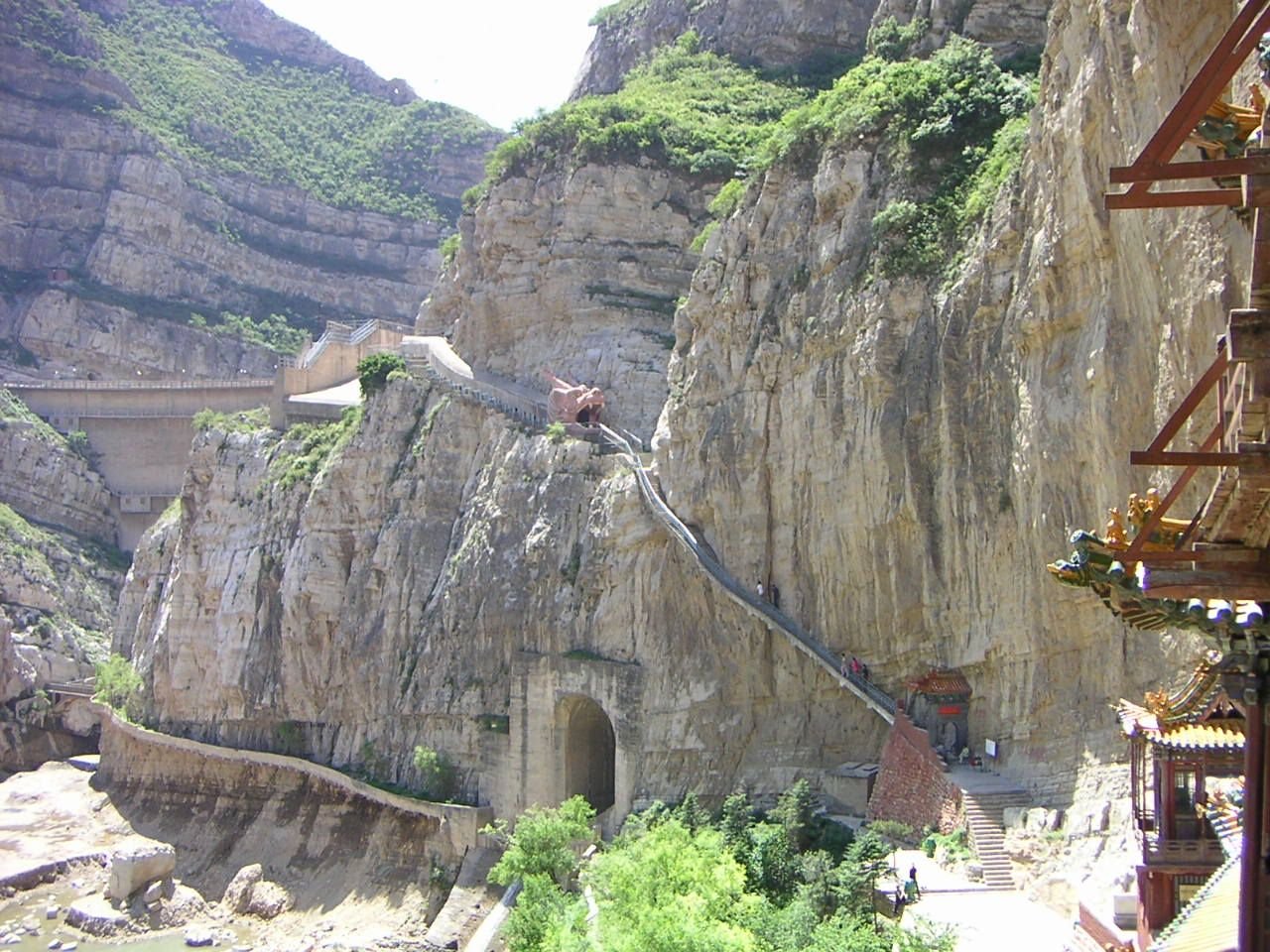 Des marches le long d'une montagne en Chine, Asie photo gratuite