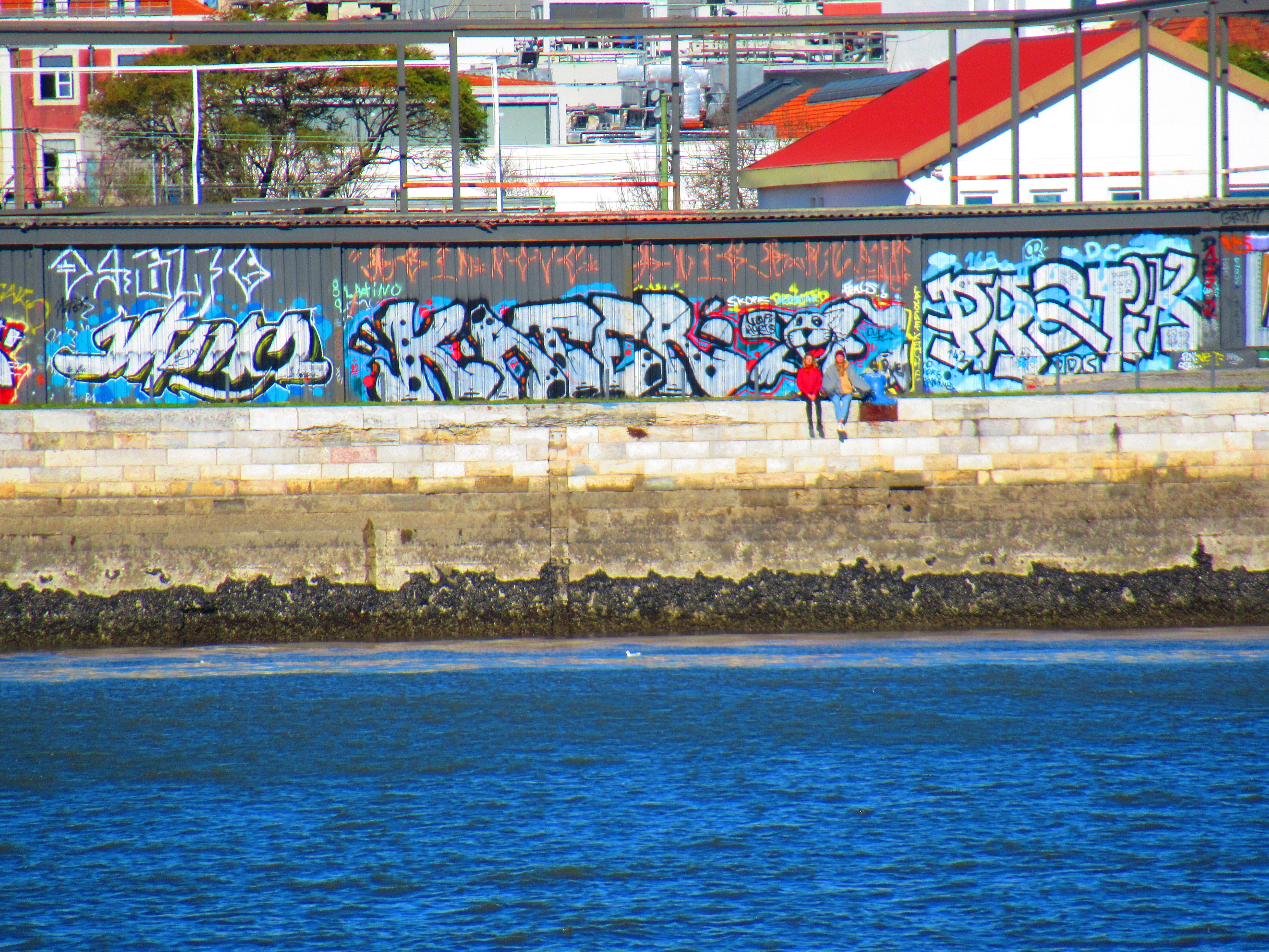 Grafitis, tags, multicolores depuis le fleuve Tage Lisbonne