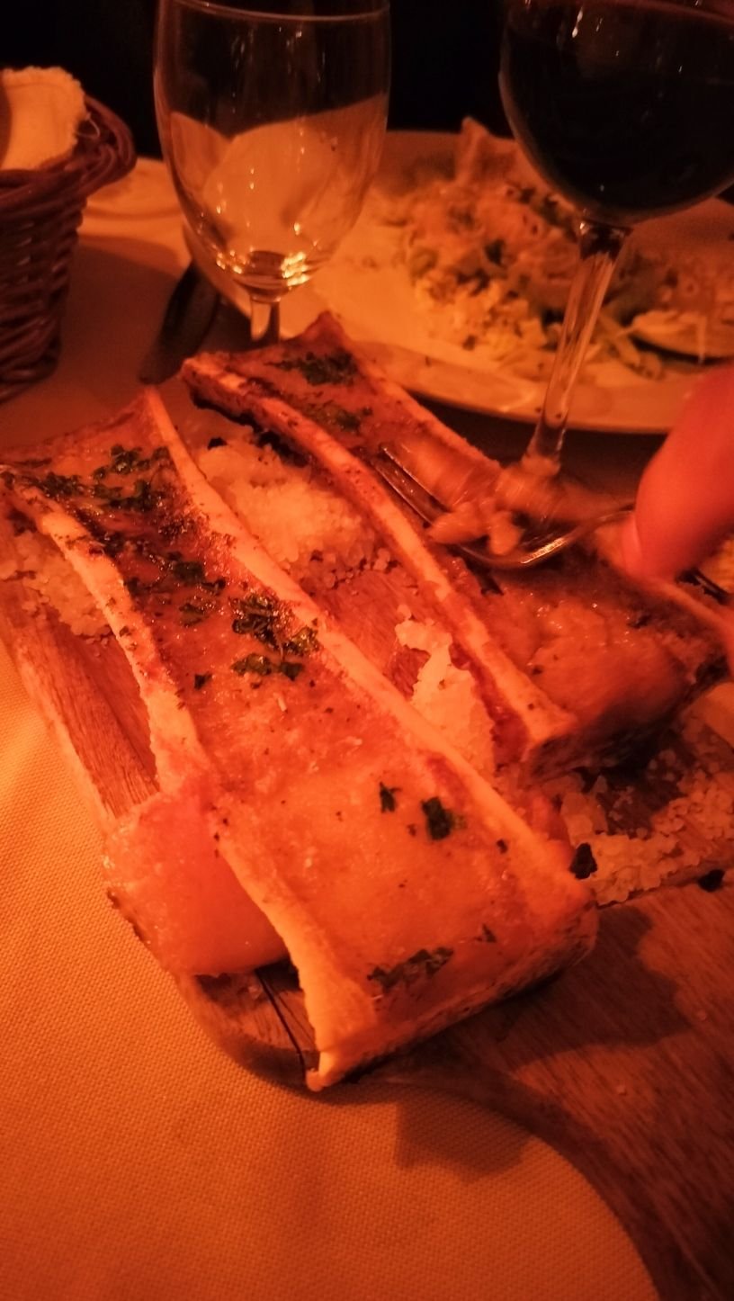 Os à moelle servi sur un plat