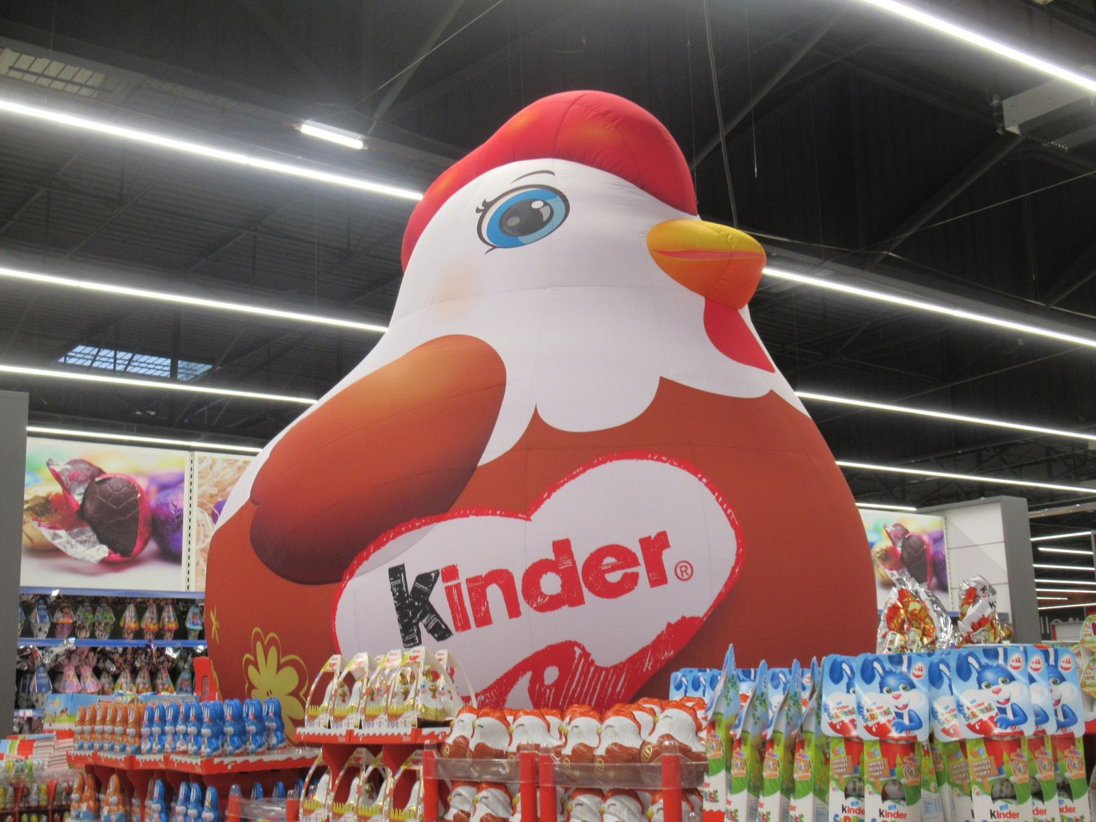 Poule gonflable géante de la marque Kinder installée dans un supermarché, photo gratuite