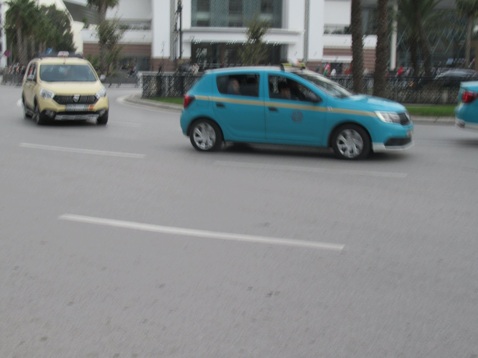 Taxis en circulation dans la ville de Tanger au Maroc photo gratuite