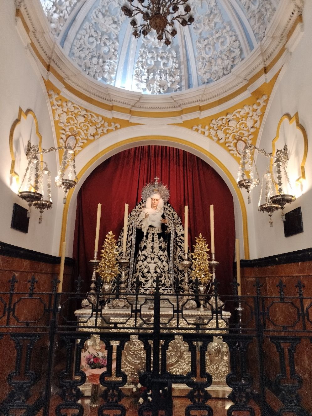 Statue de la Vierge de la Macarena dans la basilique, Malaga Espagne photo gratuite