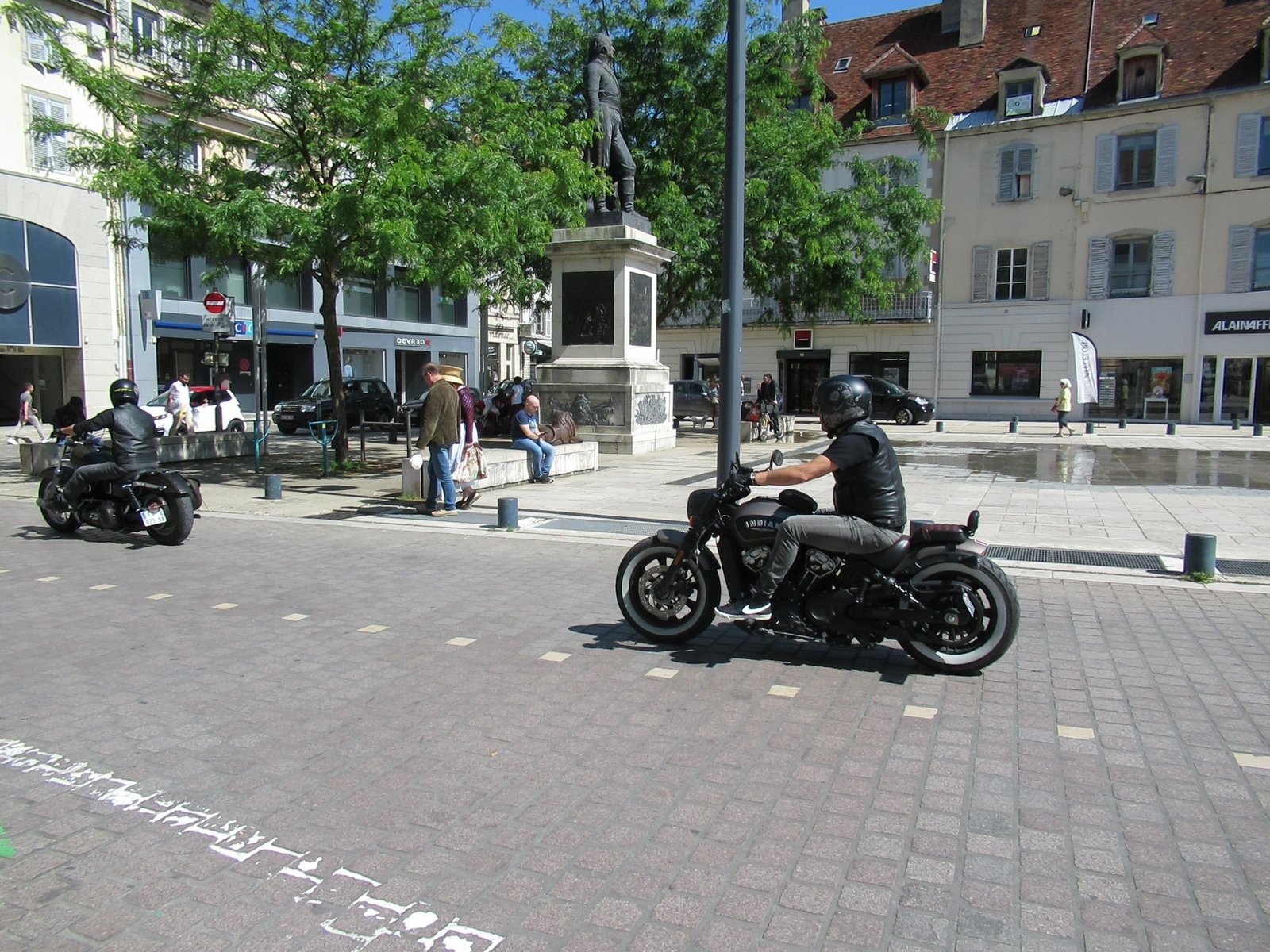 Personnes qui roulent à moto