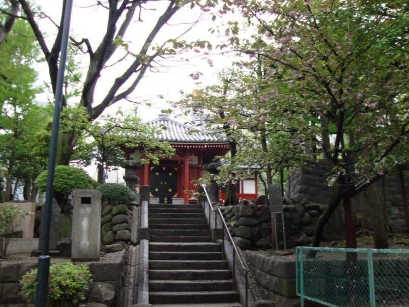 Sanctuaire japonais au cœur d’un jardin photo gratuite